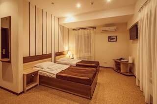 Отель Отель Нивки Плаза Киев Улучшенный двухместный номер с 1 кроватью или 2 отдельными кроватями-1