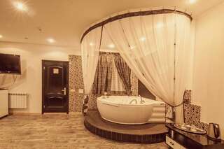 Отель Отель Нивки Плаза Киев Люкс с гидромассажной ванной-2